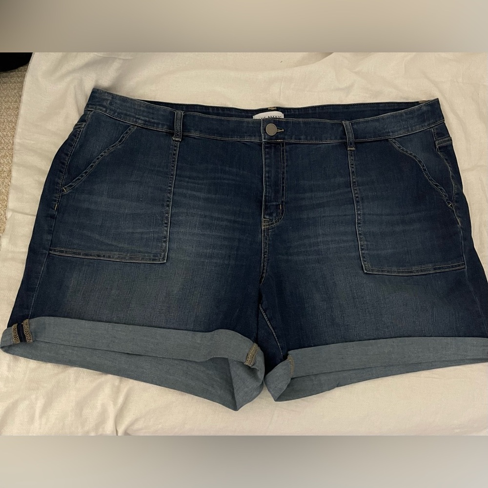 Lane Bryant Mid-rise girlfriend short woman’s size 26